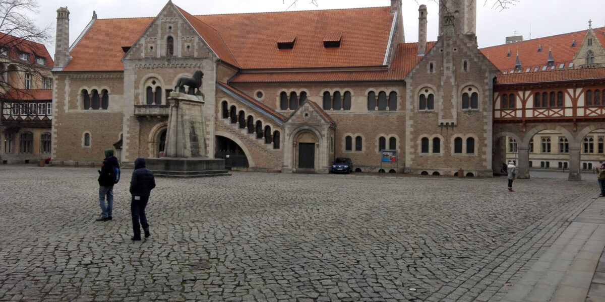 Braunschweig – Burgplatz, ploaie și leul orașului