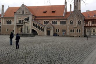 Braunschweig – Burgplatz, ploaie și leul orașului