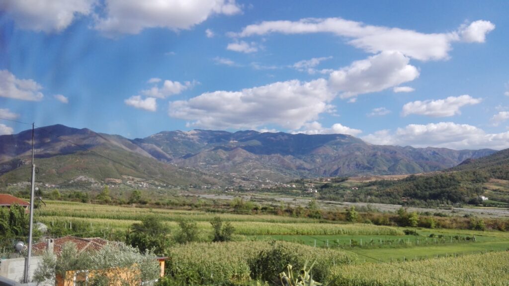 Tirana - Munții Albaniei și peisaj rural