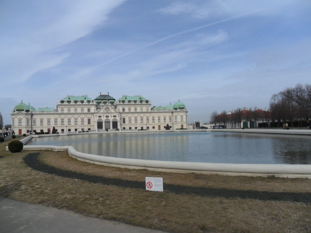 Palatul Belvedere din Viena văzut de pe malul bazinului
