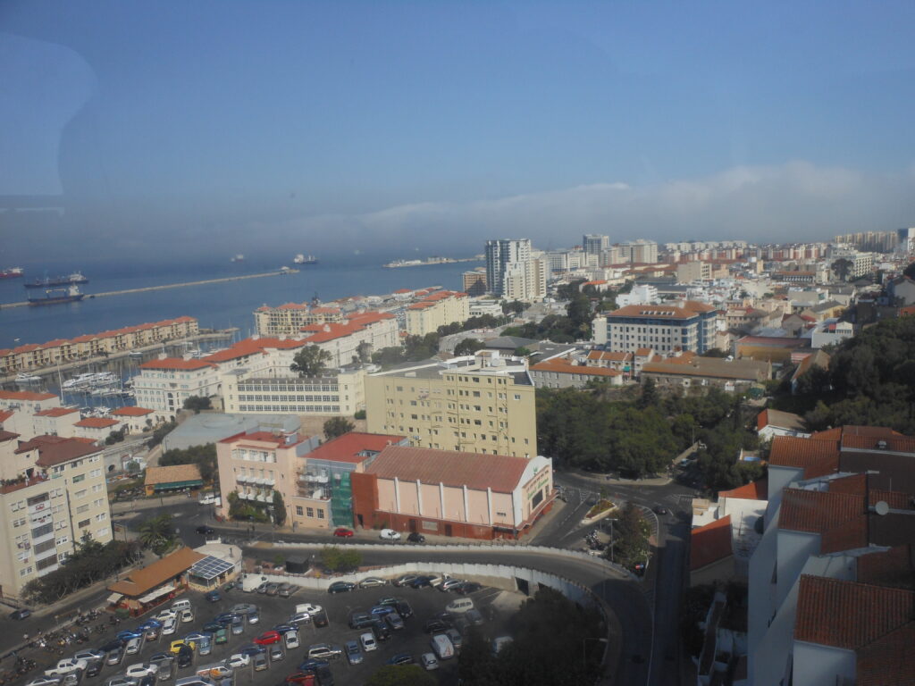 Panoramă asupra orașului Gibraltar și a portului, văzute de pe Stâncă.