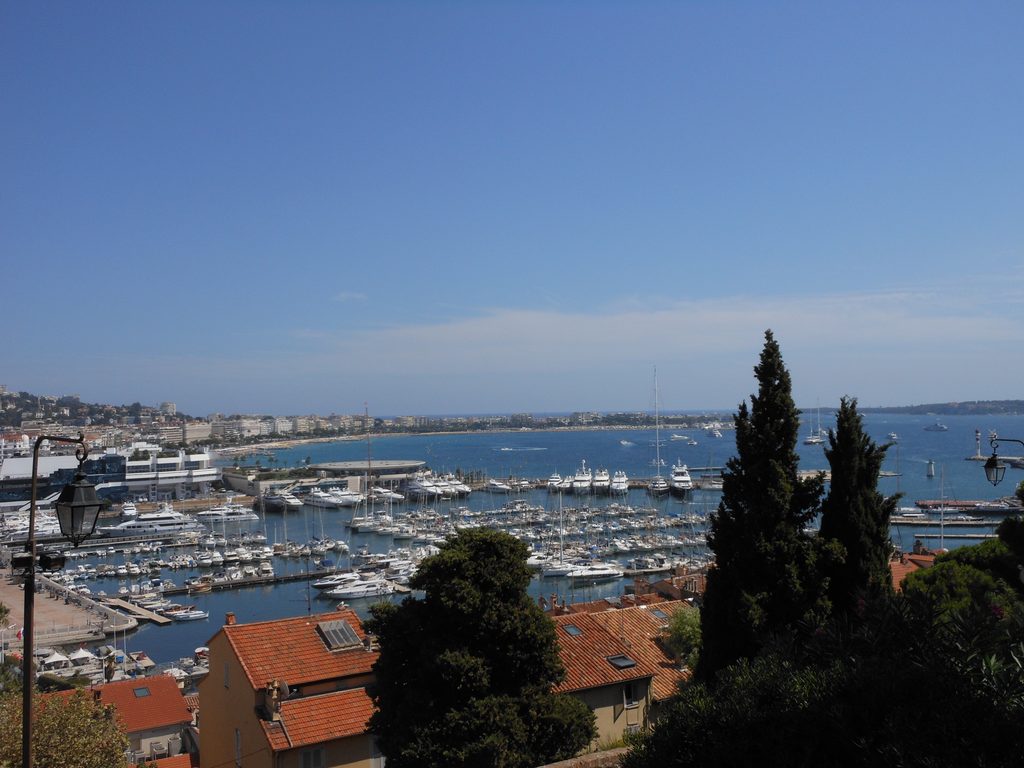 Portul din Cannes și Golful Cannes, privite de sus din cartierul istoric Le Suquet.