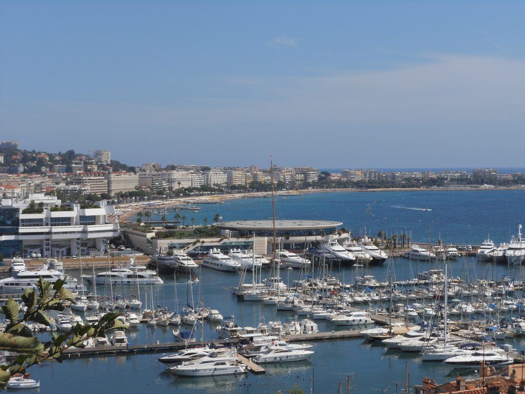 Iahturile din portul Cannes și plajele de pe celebra Croisette, văzute de pe Le Suquet.