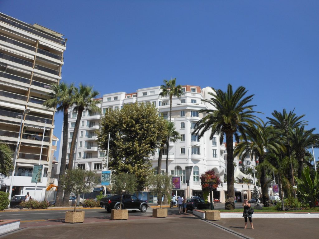 Palmieri și clădiri elegante în centrul orașului Cannes, într-o zi însorită pe Coasta de Azur.