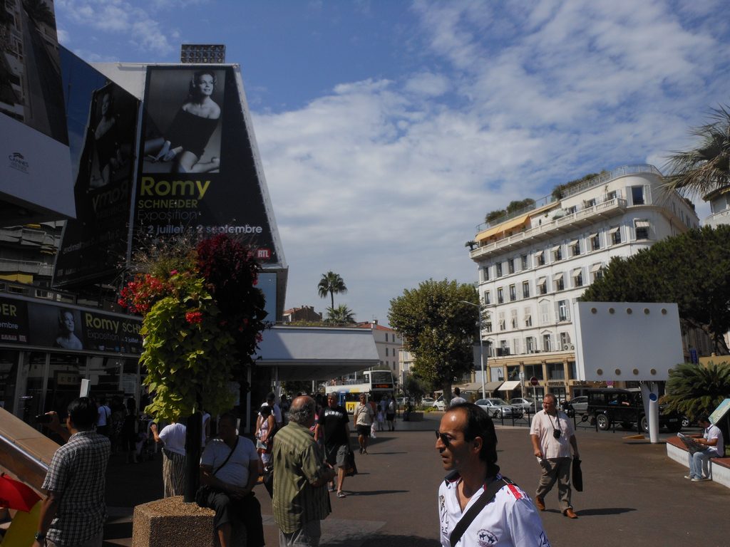Atmosfera din jurul Palatului Festivalurilor, locul care a făcut Cannes celebru în lumea cinematografiei.