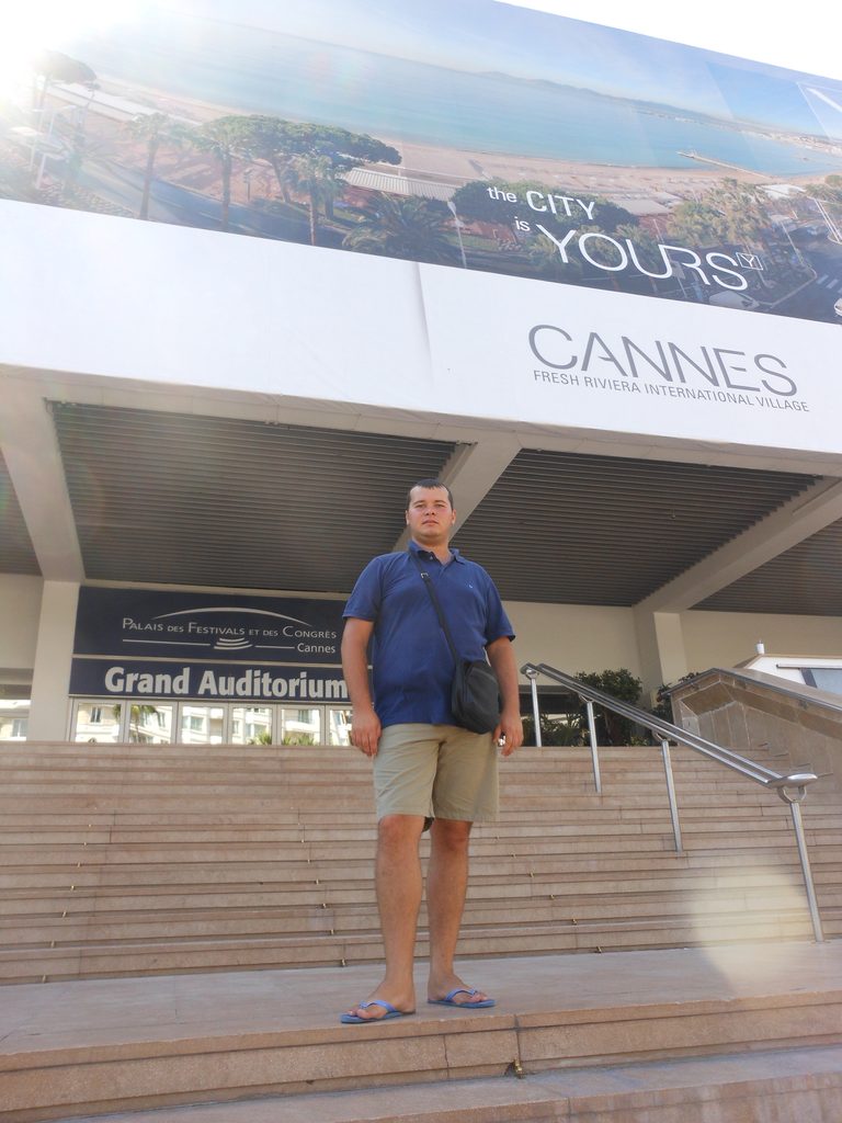 La Palatul Festivalurilor din Cannes, pe treptele celebrului Festival de Film.