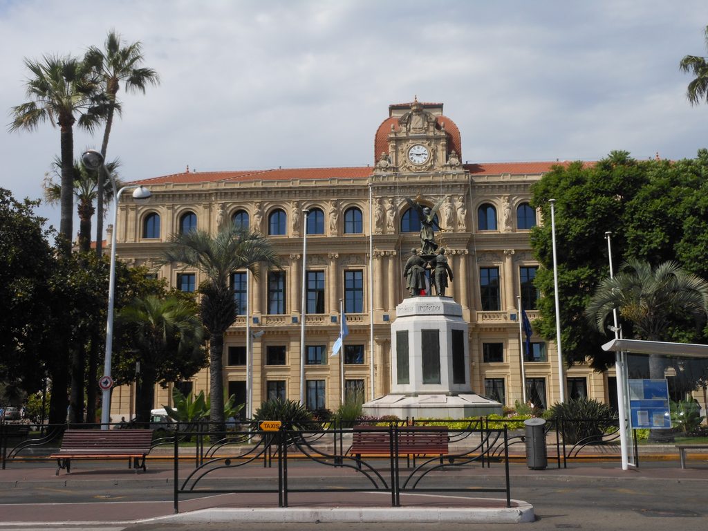 Primăria din Cannes și Monumentul Eroilor, descoperite în timpul plimbării noastre prin oraș.
