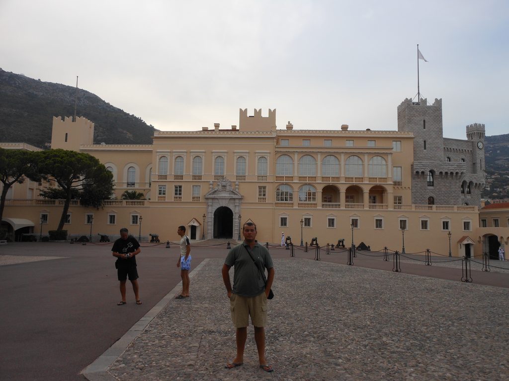 În fața Palatului Princiar din Monaco, reședința familiei Grimaldi și unul dintre simbolurile principatului.