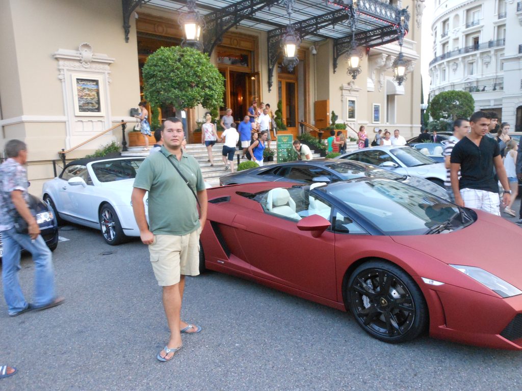 Monaco, Cazinoul din Monte Carlo, unde mașinile de lux atrag aproape la fel de multe priviri ca celebra clădire.