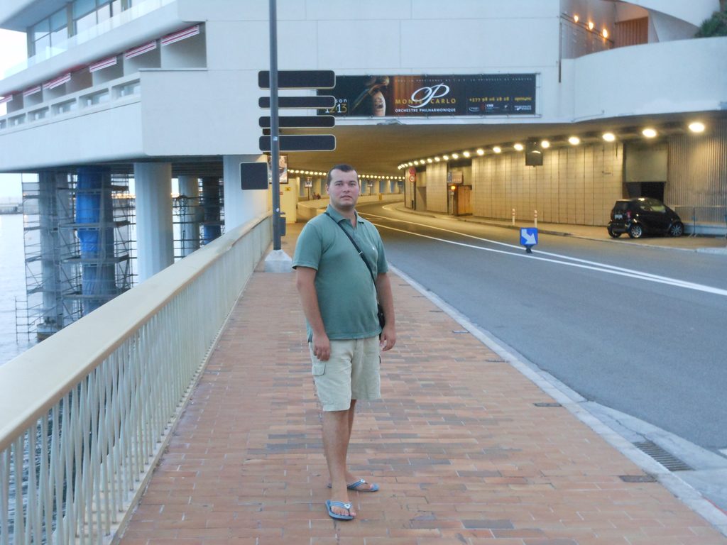 Celebrul tunel al circuitului de Formula 1 din Monaco, unul dintre cele mai ușor de recunoscut puncte ale Marelui Premiu.